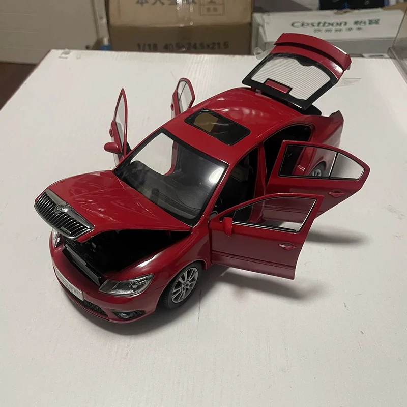 Model samochodu Octavia RS 2011, skala 1:18, odlewany, ze stopu, symulacja, statyczny, kolekcjonerski, dekoracyjny, na prezenty świąteczne, zabawka, pamiątka.