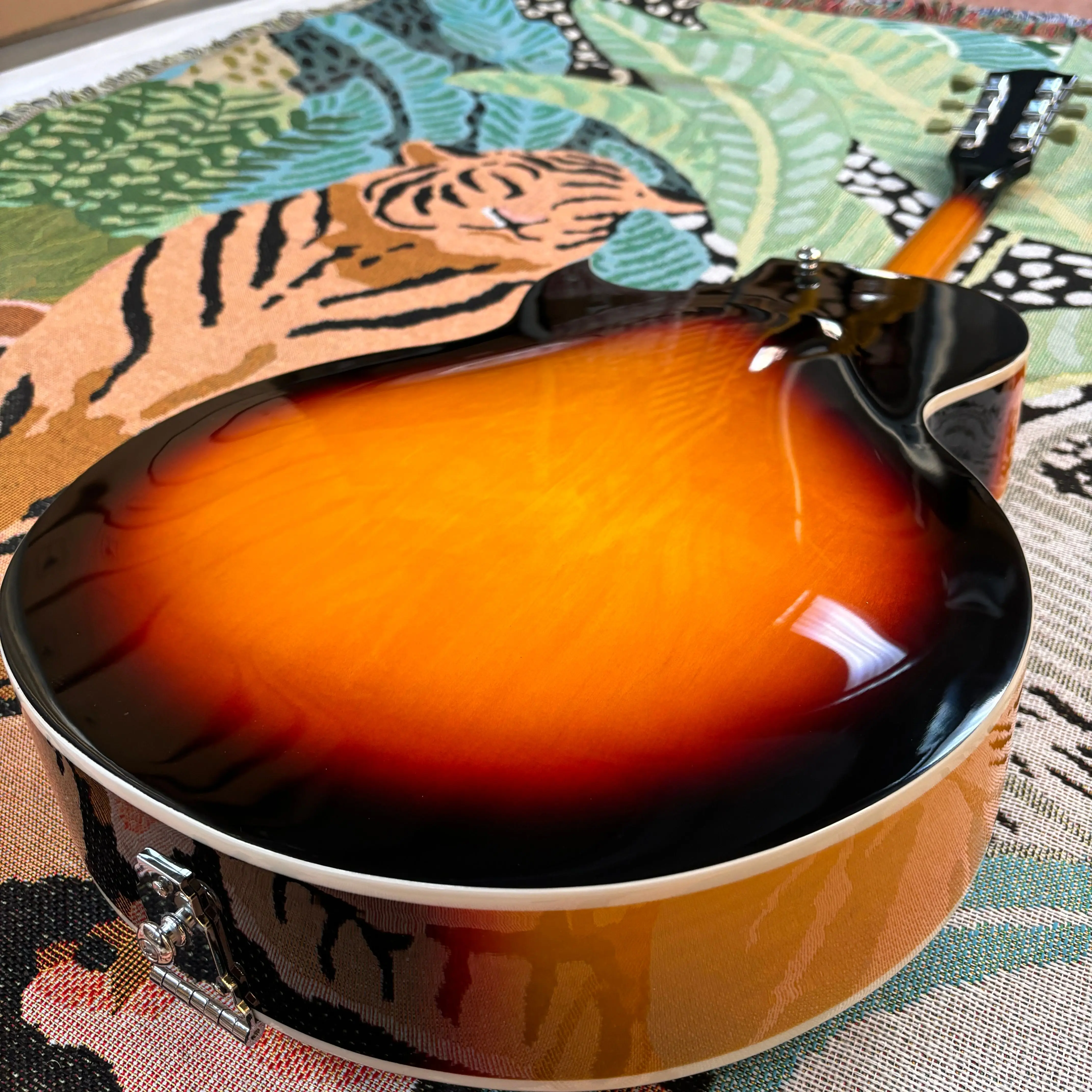 جيتار كهربائي مكون من 6 أوتار بلون غروب الشمس، عالي اللمعان، جيتار شخصي، جودة صوت جيدة، جسم مجوف، جيتار هدية.