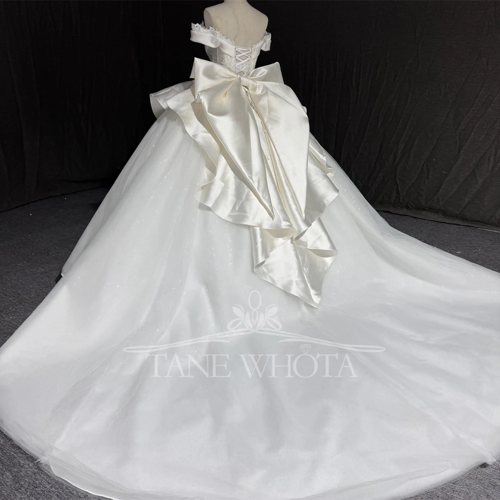 Robe de mariée civile, épaules dénudées, paillettes, perles, dos à lacets, broderie personnalisée, détail de nœud