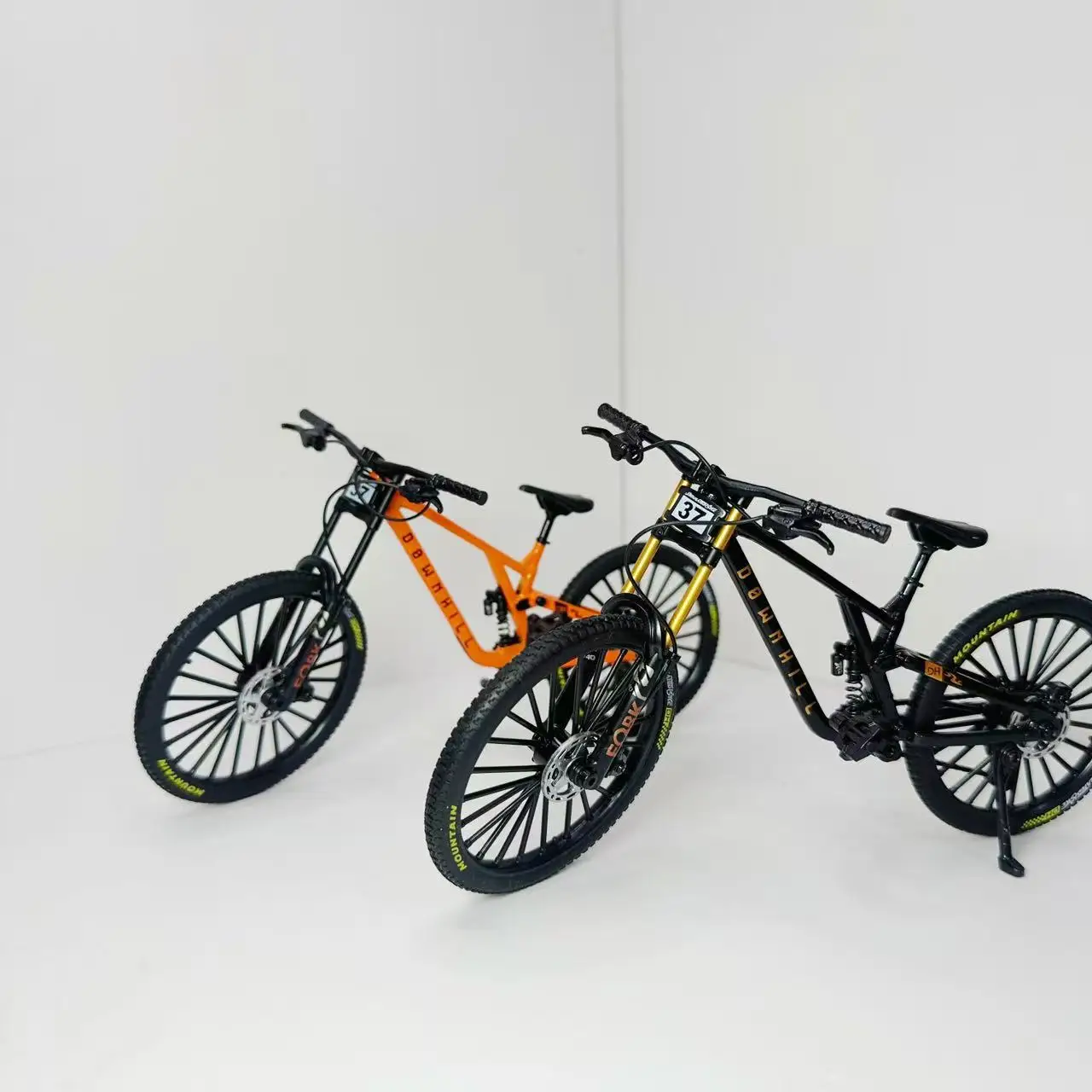 

Модель велосипеда 1:8 из сплава, литая под давлением, имитация, миниатюрные велосипеды, декор, коллекция, подарки, игрушки