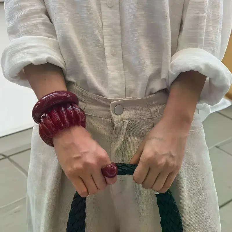 العصرية غير النظامية الأحمر الاكريليك الراتنج مكتنزة الإسورة النساء على اليد بوهو هندسية سحر واسعة الهيب هوب الكفة الإسورة مجوهرات