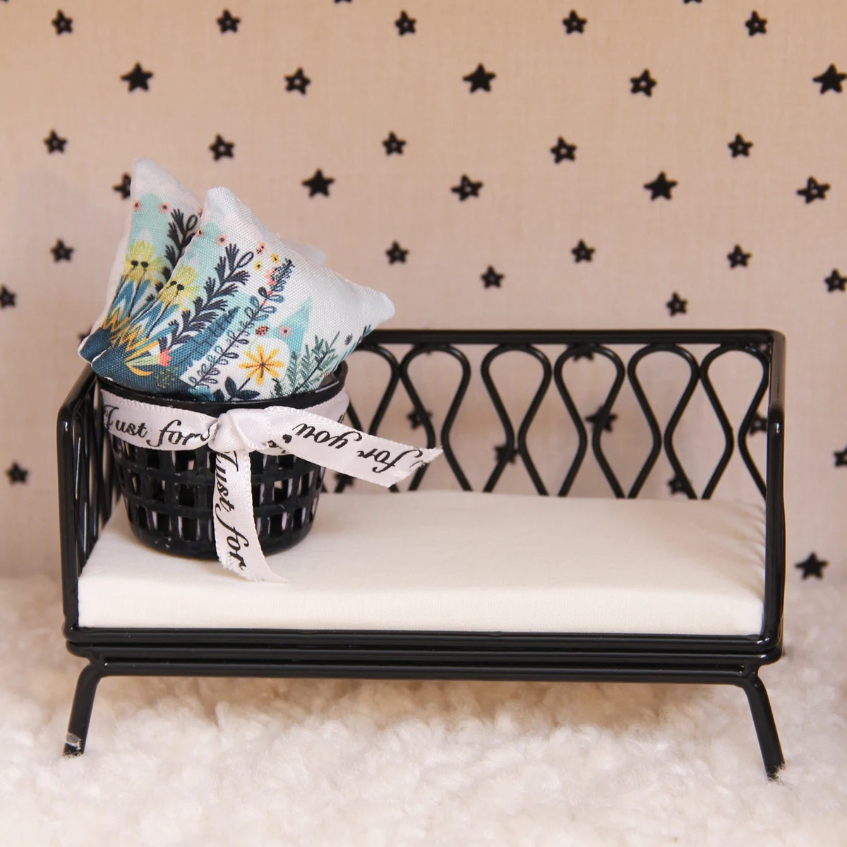 1:12 Scale Miniature Furniture Black Wrought Iron Double Chair (with 2 Throw Pillows) Suitable for Mini House Decoration