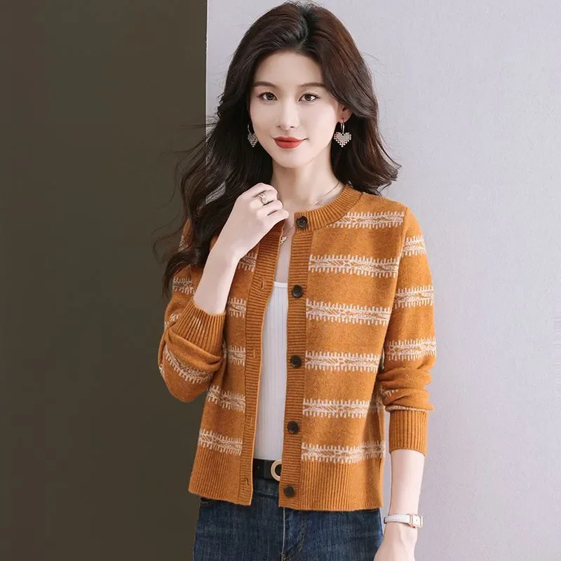 

Осень-зима 2025 г., новая мода, свободный полосатый вязаный кардиган с круглым вырезом, свитер, женская одежда, универсальное пальто с пуговицами и резьбой