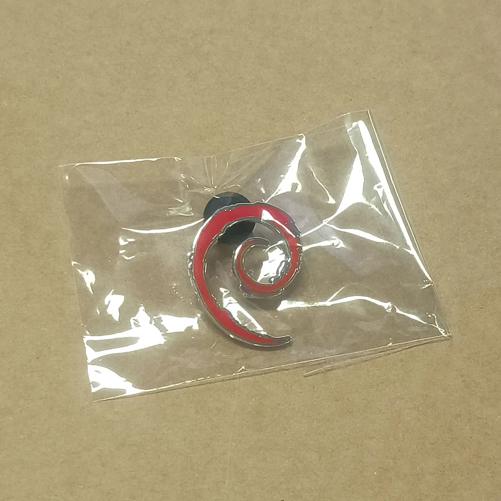 Debian Emaille-Pin Open-Source-Betriebssystem Logo Brosche Roter Wirbel Anstecknadel Revers-Pins Rucksack Programmierer Geek Fans Geschenk – Detail 9