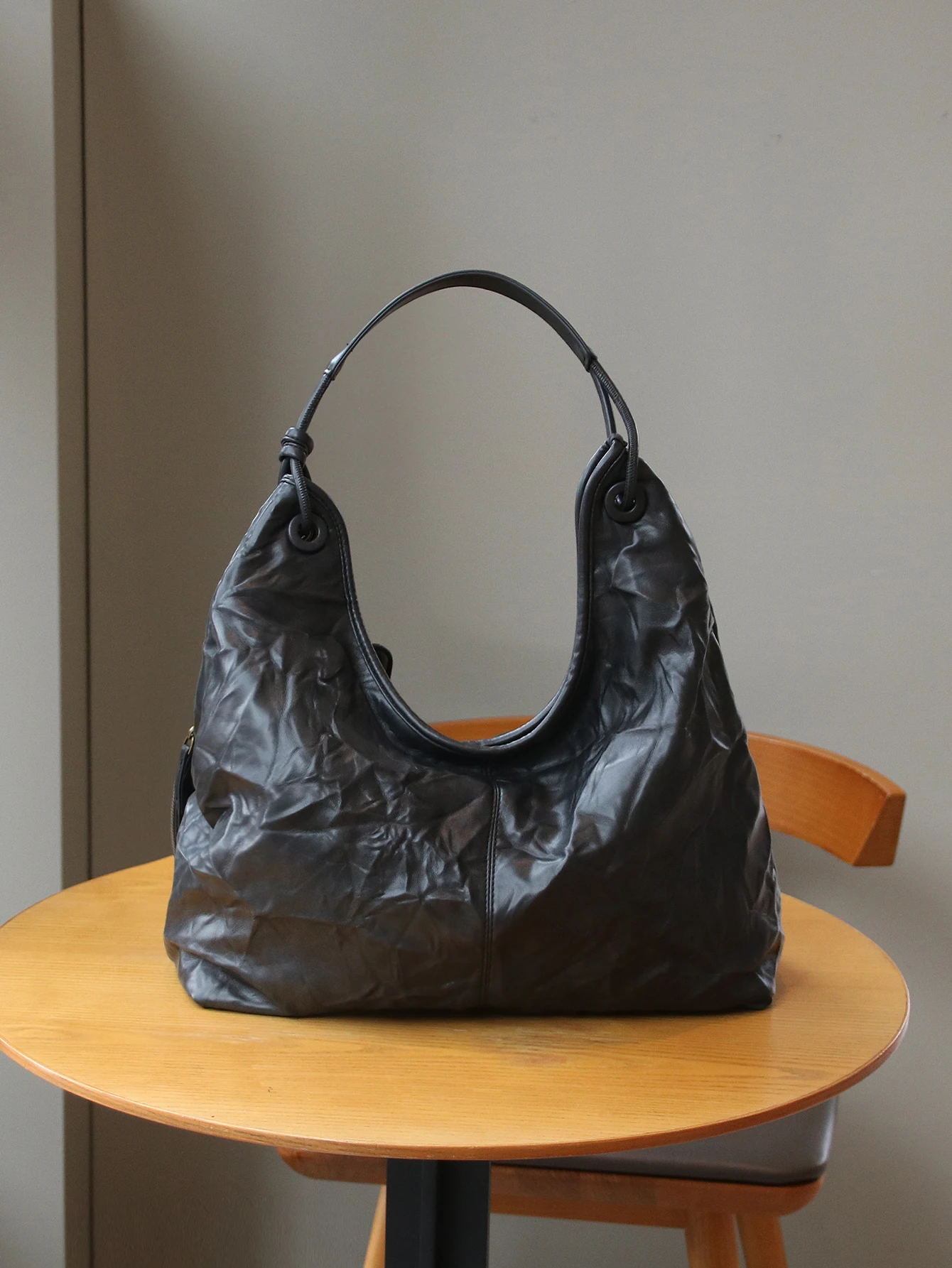 

2025 fashion new retro casual ladies' underarm bag pleated leather design simple, lightweight and large-capacity shoulder bag au