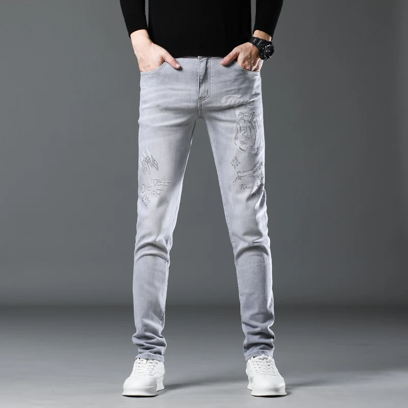 

Мужские джинсы Slim Fit, осень 2023, модные, брендовые, с принтом, светло-серые, со стразами, эластичные, повседневные, длинные брюки из хлопкового стрейч-денима