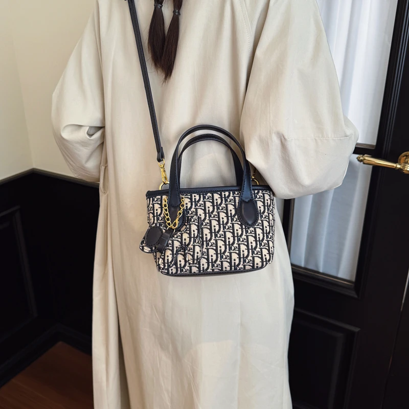 

Elegant Women Luxury Leather Fashion Tote Bag Designer Shoulder Handbag For Urban Daily Chic Style