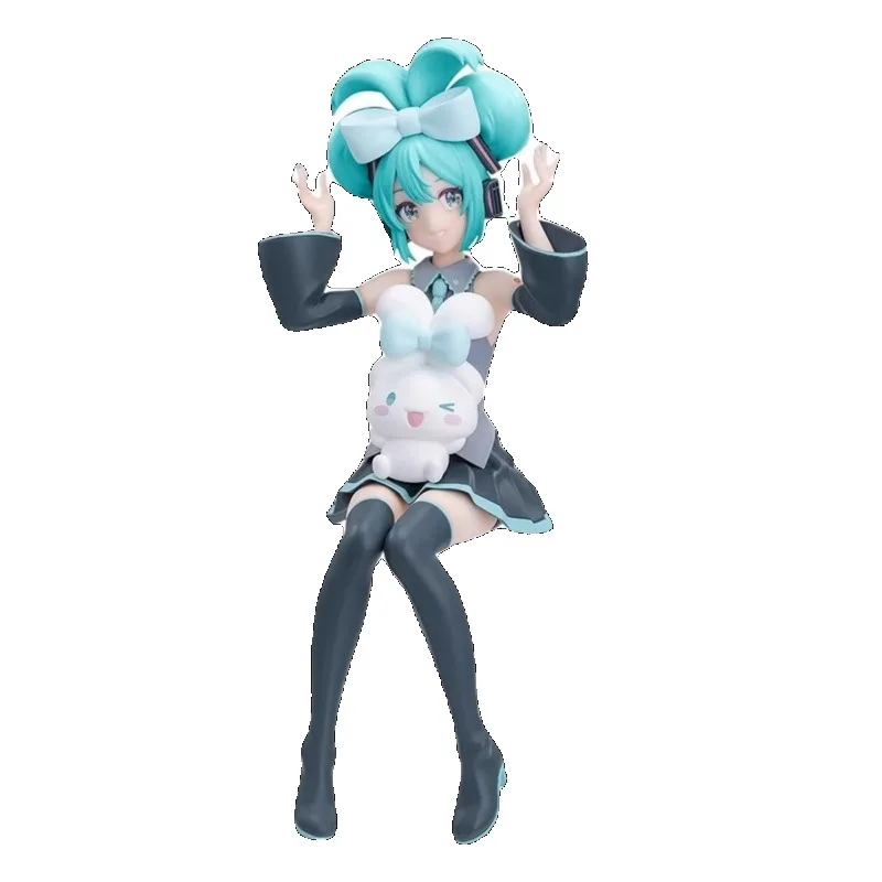 Urocza figurka Hatsune Miku w pozycji siedzącej, idealna jako dekoracja na biurko, model do ekspozycji na obudowie komputera, kolekcjonerski prezent dla fanów anime, zabawka dla dorosłych.