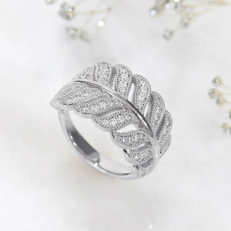 Huitan Eternity Leaf Design Fingerringe für Frauen, funkelnder Kristall, Zirkonia, 3 Metallfarben, luxuriöser, trendiger Hochzeitsschmuck