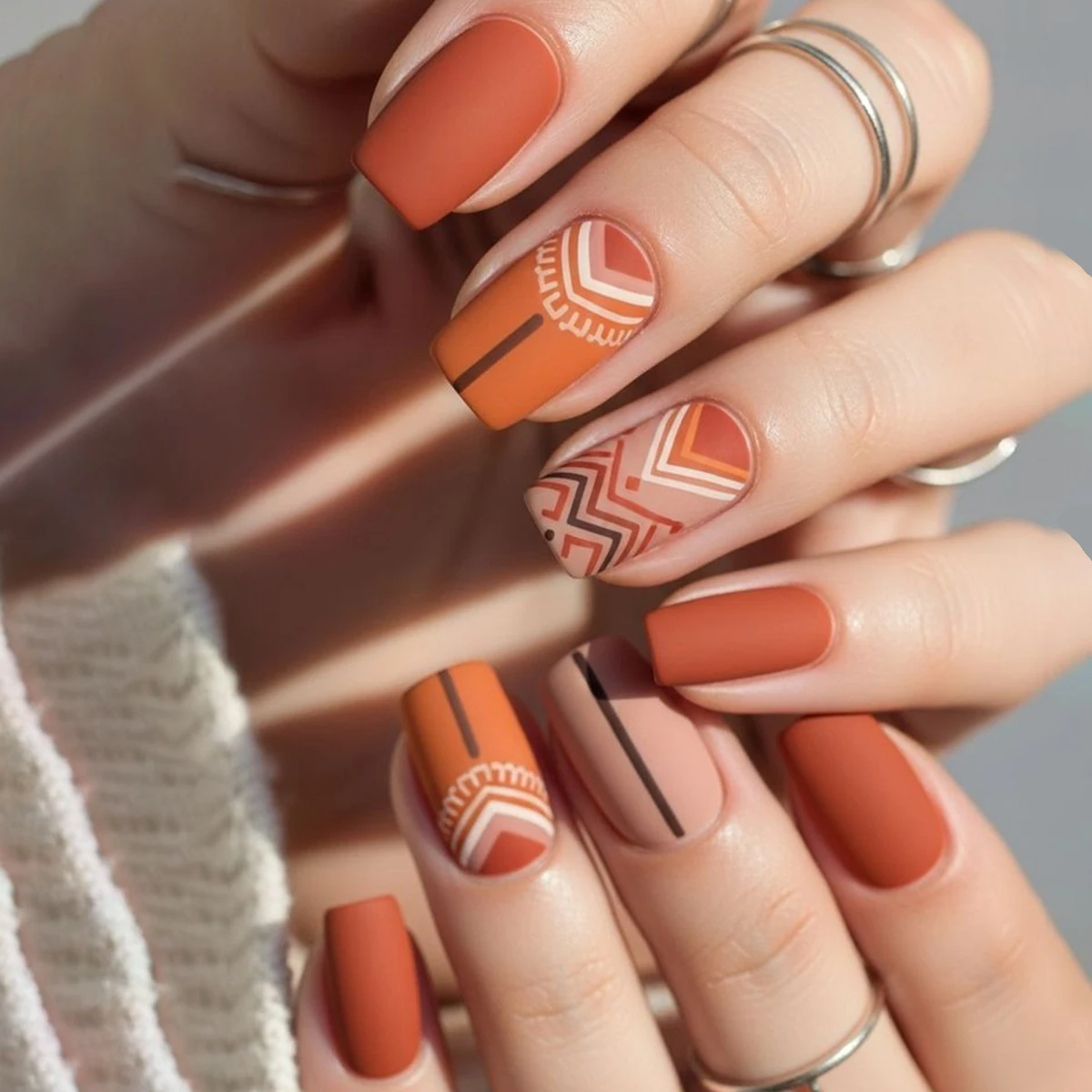 1/4 عبوة/96/24 قطعة من الأظافر المزيفة المربعة، تتميز بأنماط هندسية وتصاميم الطوطم في الأنسجة غير اللامعة مثل الأسود والأزرق، AR