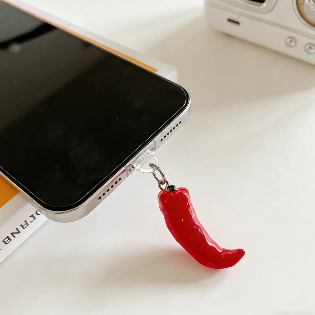 Lustiger und realistischer 3D-Telefon-Staubstopfen mit rotem Pfeffer, staubdicht und beschädigt die Schnittstelle nicht. Geeignet für Mobiltelefone, Kopfhörer und andere Geräte. ein tolles