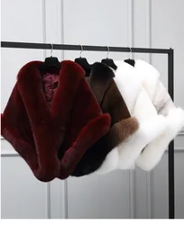 Prawdziwy obraz Faux Fur Wraps zimowy płaszcz ślubny ciepłe szale odzież wierzchnia biały okłady czarny niebieski wzruszając ramionami kobiety Prom Custom Made