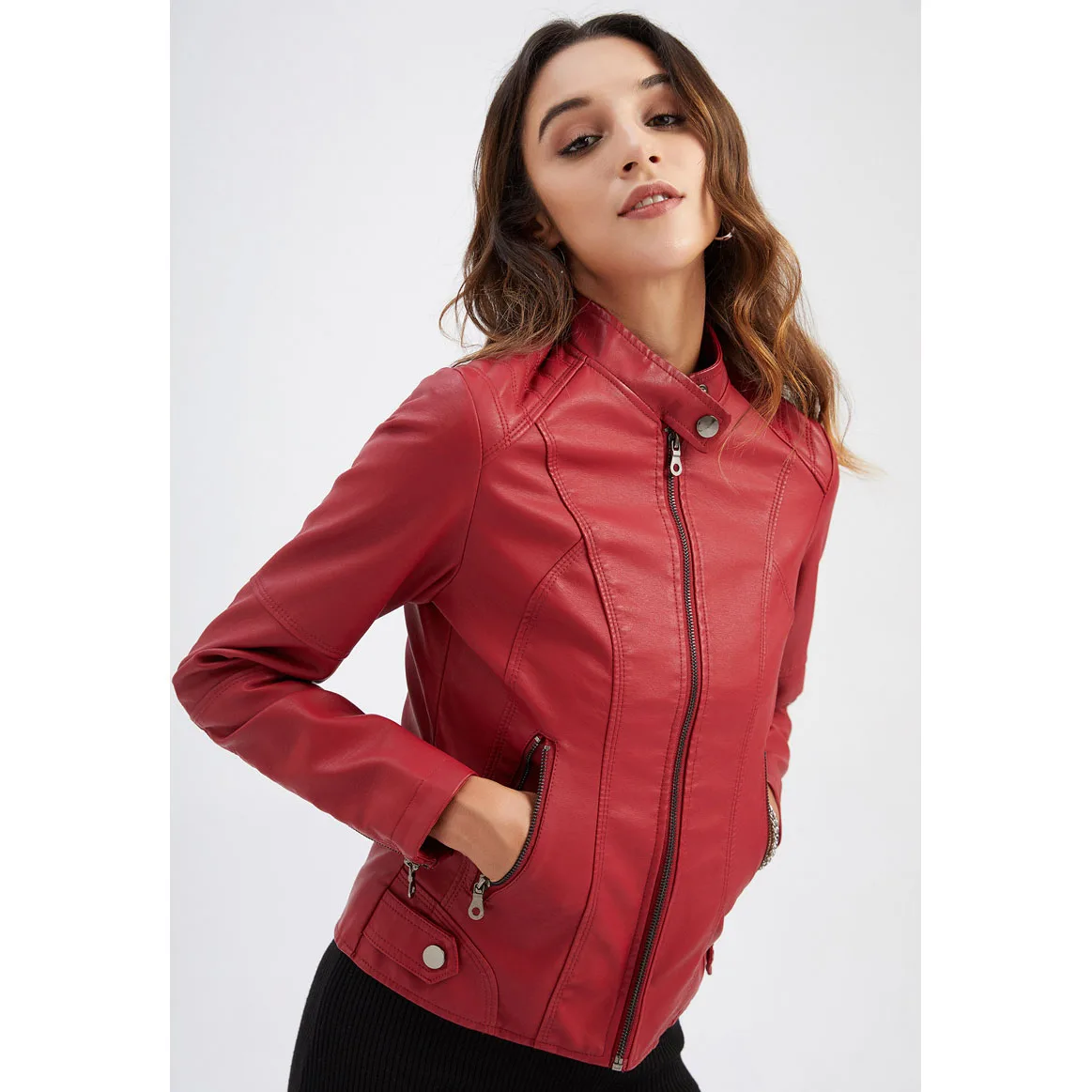 ربيع الخريف المرأة سترة جلدية 2025 جديد الوقوف طوق سستة قاطرة بولي معطف معطف جلد الإناث فو أسود أحمر معاطف 4XL