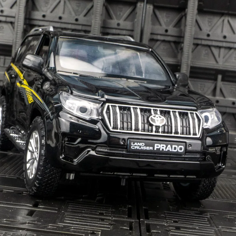 CCA 1:24 simulação Toyota Prado liga modelo de veículo off-road, portas e capô do motor, porta-malas pode ser aberto com som e luz