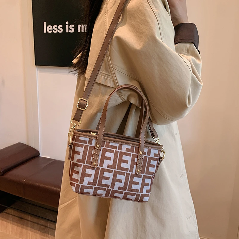 

Luxury style chain strap shoulder bag, fashionable and avant-garde crossbody bag, classic design women's zipper handbag