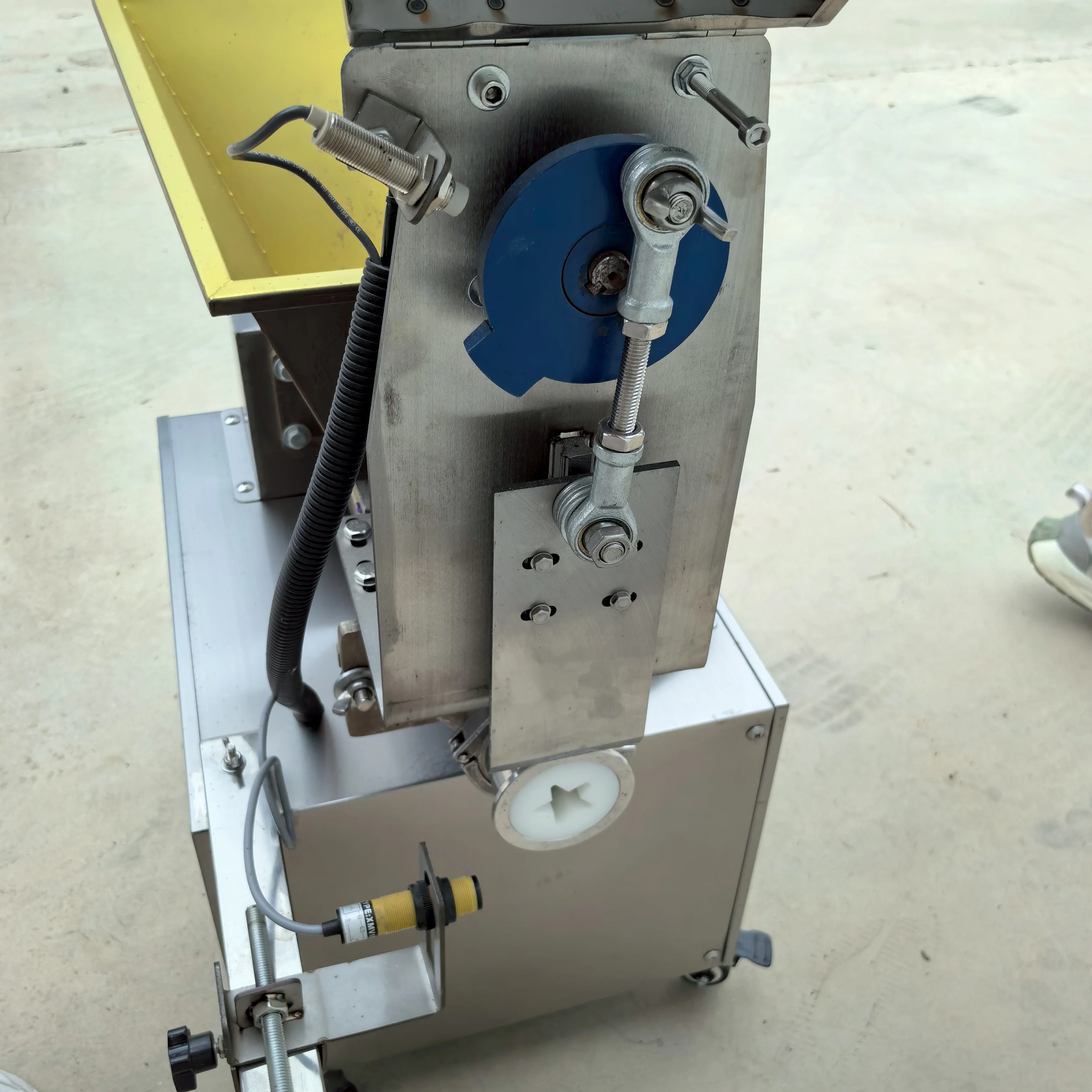 

Новая автоматическая машина для нарезки теста, формирования пельменей, раскатки лапши, деления теста на круглые лепешки и для начинки из таро