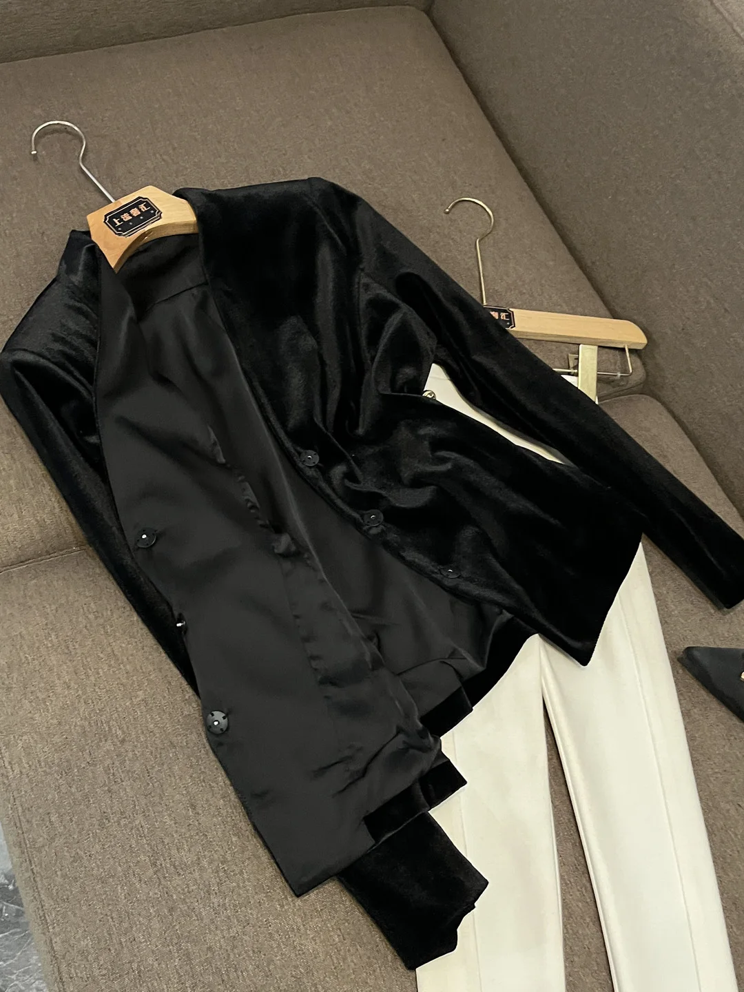 엘레 블라 벨벳 여성 정장 슬림핏 허리 조임 가을 신상 고급스러운 느낌 오피스룩 롱 슬리브 버튼업