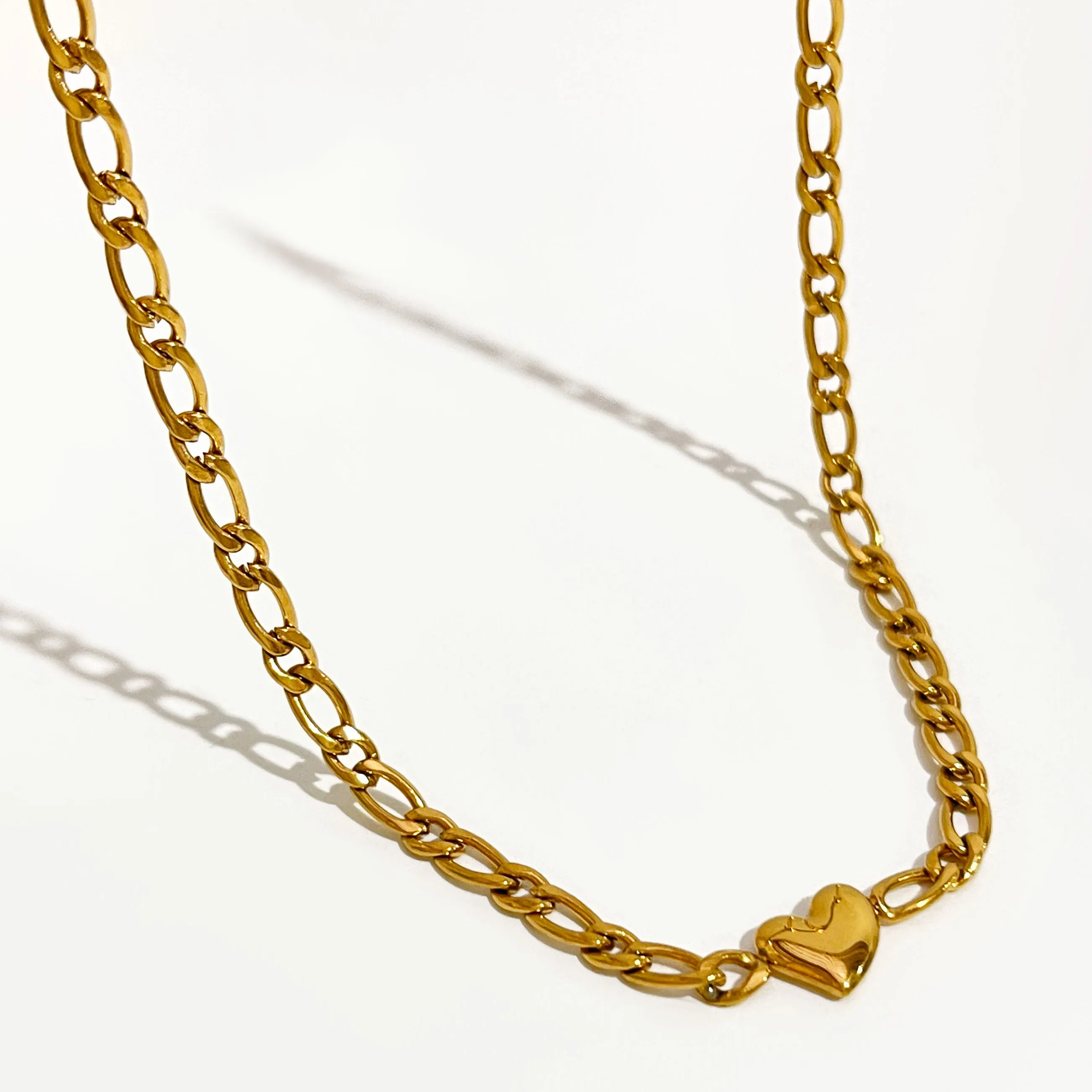 Peri'sBox Goldfarbene Titan-Stahl-Herz-Charm-Halskette, Figaro-Kette, Halsband für Frauen, einfacher Liebes-Herz-Schmuck