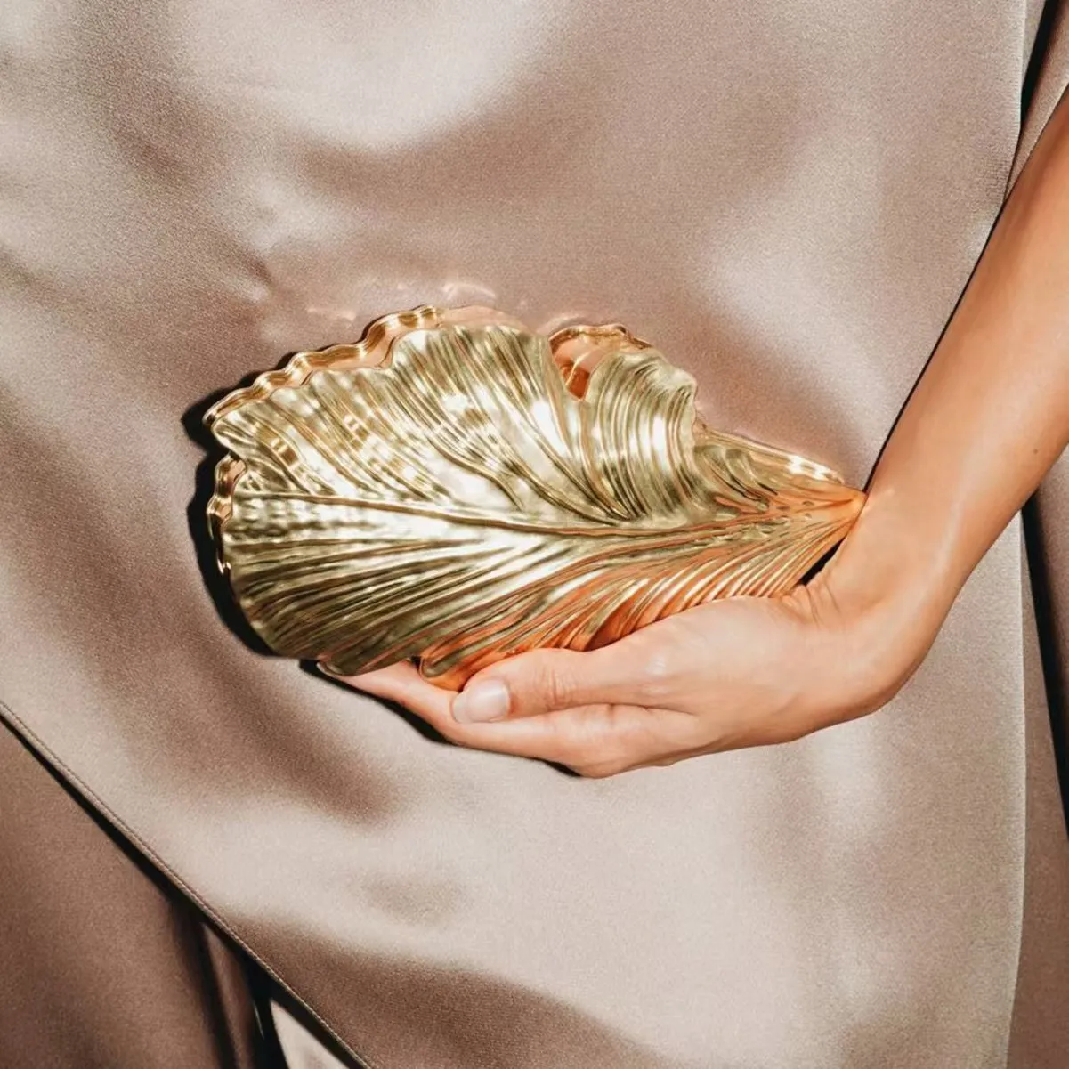 Luxury Golden Fashion Acrylic Leaf Metal Box Handbag Elegant Dinner Party Clutch Crossbody Bag for Young Women Casual Scenarios