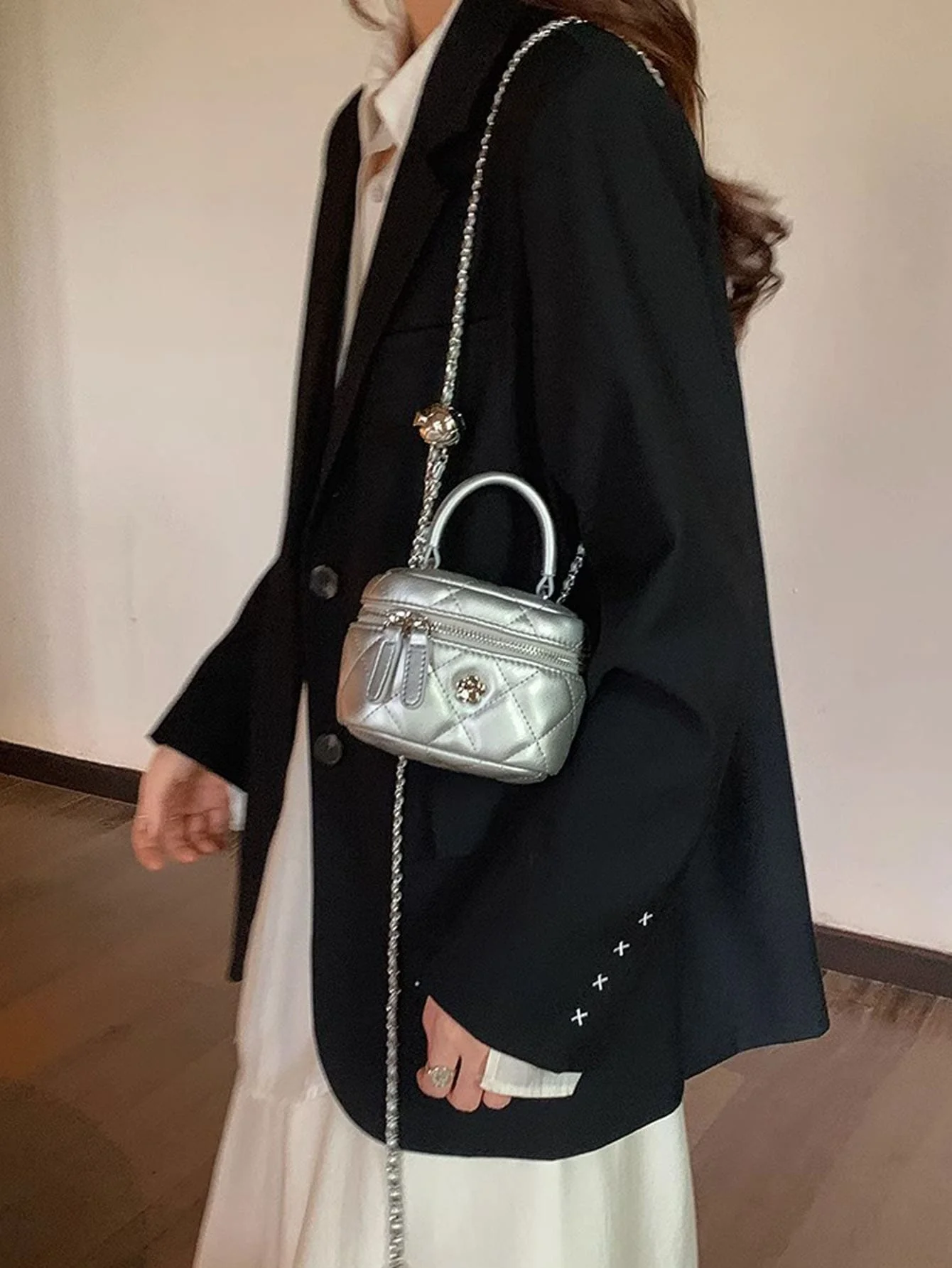 Silver Bag for Women 2024 New Fashion Lingge Embroidered Thread Single Shoulder Small Square Bag Mini Chain Crossbody Bucket Bag