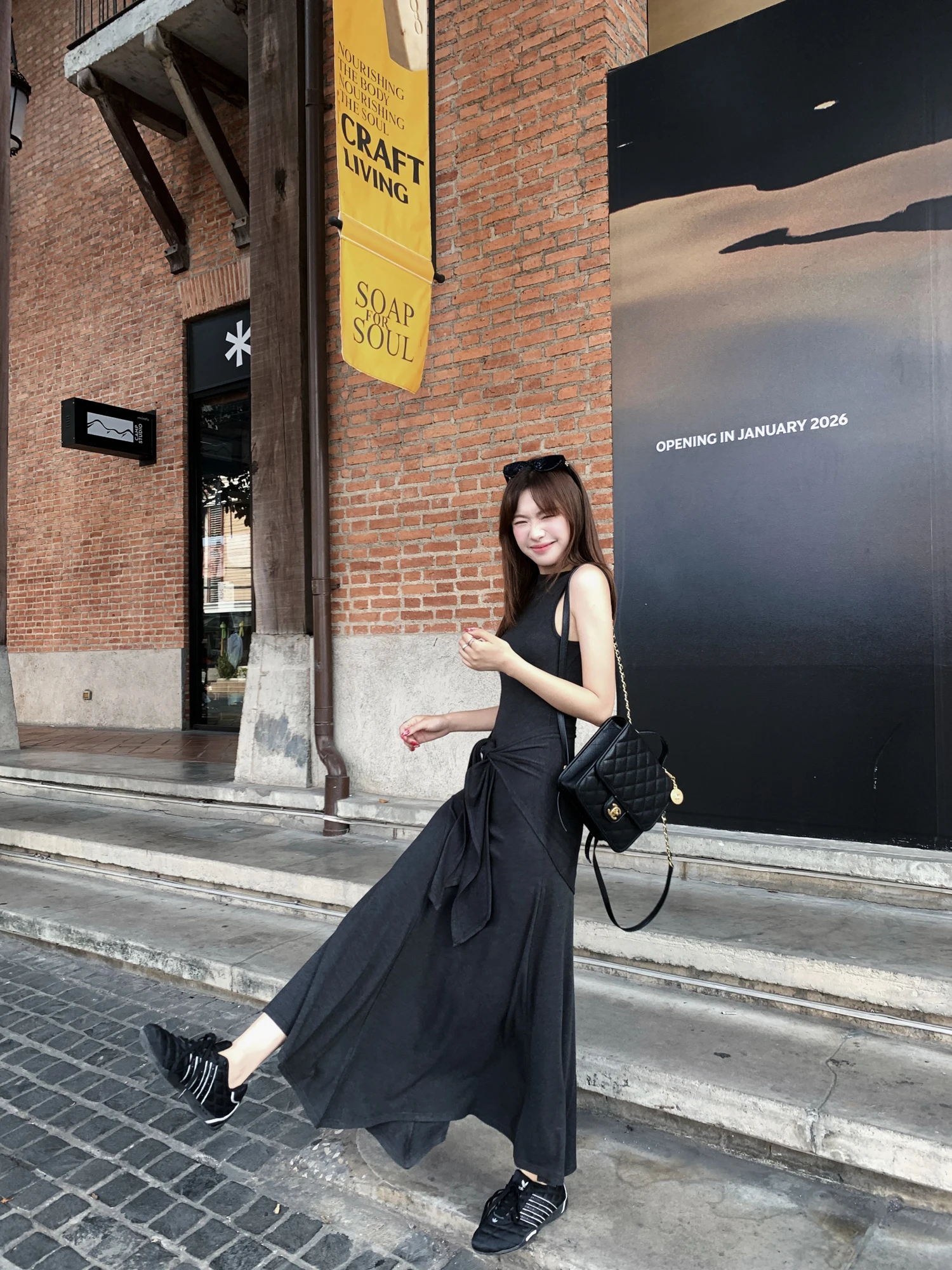 

Плотное трикотажное платье приталенного кроя с шалевым поясом, подчеркивающим фигуру, с коротким рукавом и круглым вырезом, для деловых и вечерних мероприятий