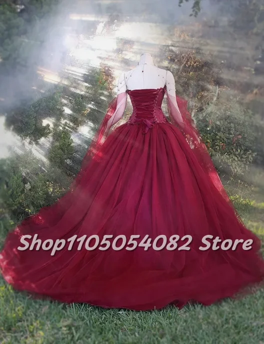 ワインレッドのビクトリア朝のストラップレスのウェディングドレス、チュールスリーブ、サテンコルセット、ビーズアップリケ、チュール、フロアレングスのウェディングドレス