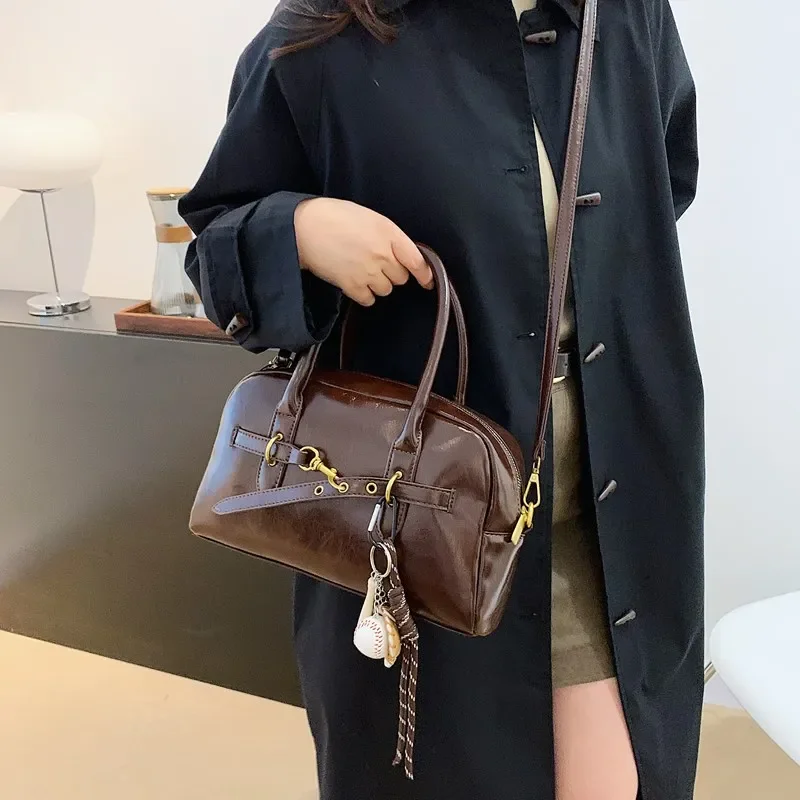 กระเป๋าใต้วงแขนหนัง PU ใบเล็กดีไซน์แบบเข็มขัดด้านซ้ายกระเป๋าสะพายไหล่สำหรับผู้หญิงกระเป๋าถือแฟชั่นใหม่สำหรับ Y2K 2024ฤดูหนาวกระเป๋าถือกระเป๋าโท้ท