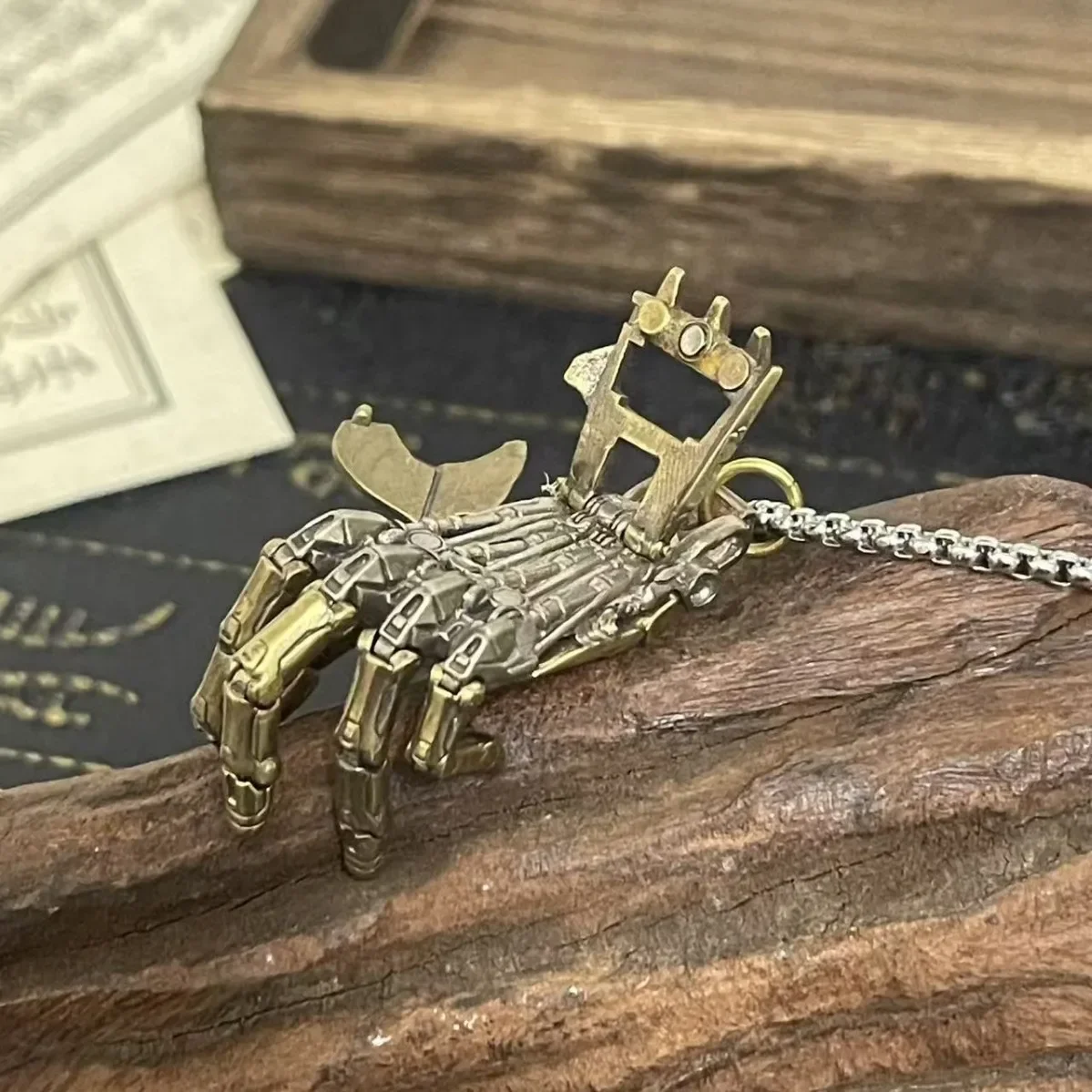 2026 Mechanical Bionic Hand Cross-border New Product Gothic Retro Style Halloween Funny Alloy Pendant Necklace Jewelry