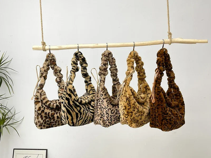 Bolso de hombro de felpa con estampado de leopardo para mujer, bandolera informal, versátil, 2024