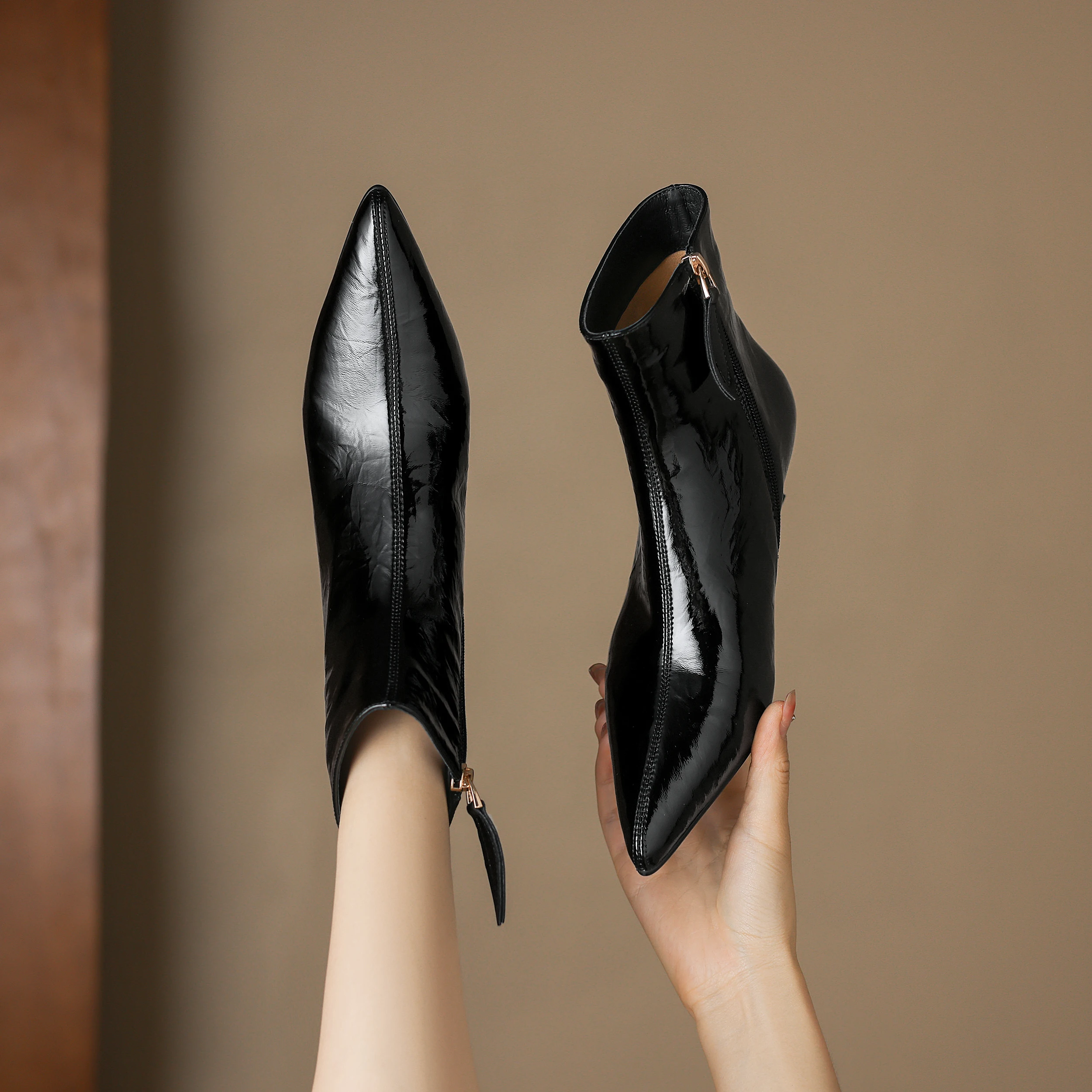 جلد طبيعي المرأة حذاء من الجلد أشار تو هريرة كعب أحذية سستة الأحذية الحديثة عالية الجوارب عالية الكعب أنيقة النساء مضخات