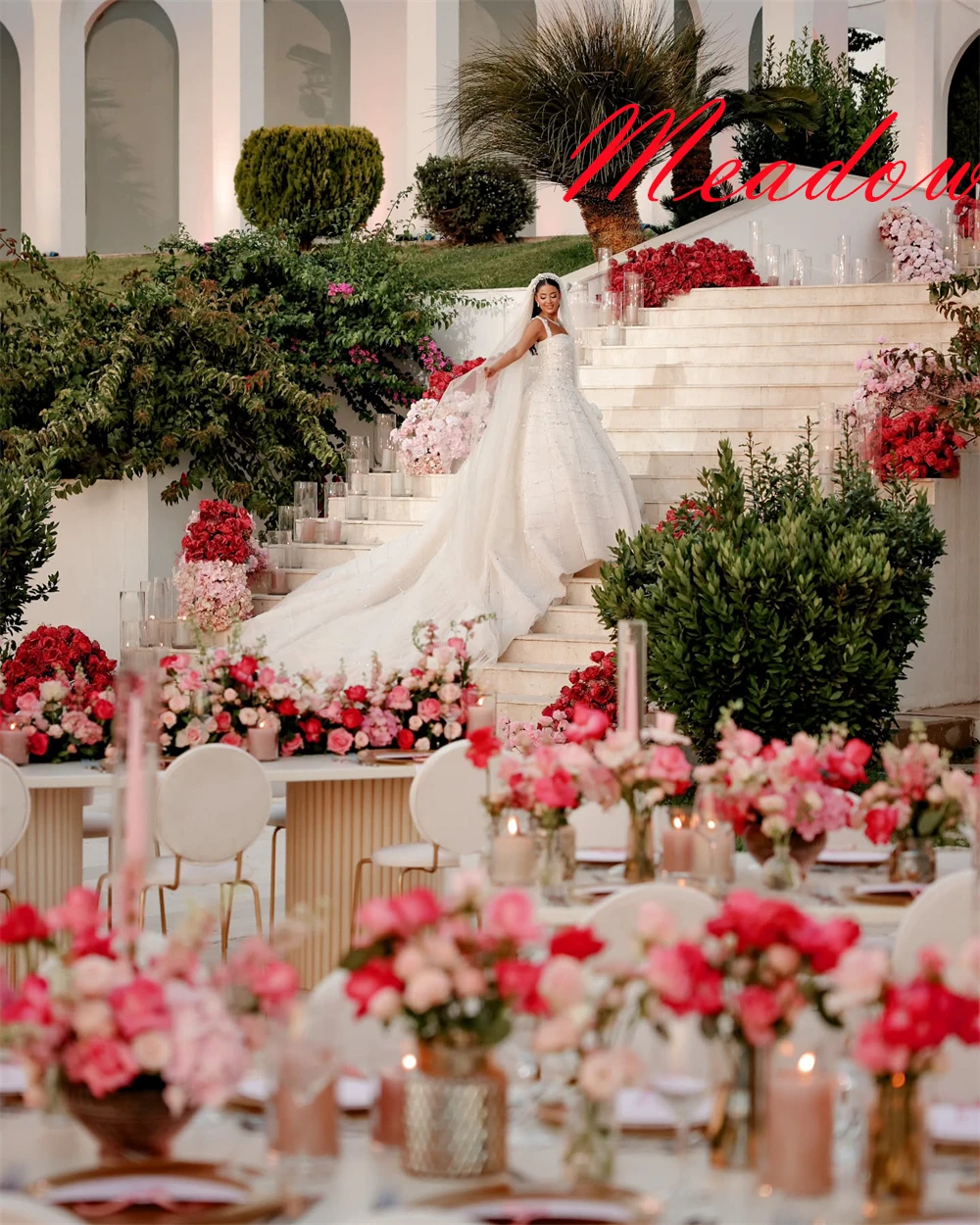 カスタマイズされた絶妙なホワイトオーガンザブライダルドレスエレガントなストラップレスキャップスリーブスパンコールのウェディングドレスチャペルトレインオープンバックドレス