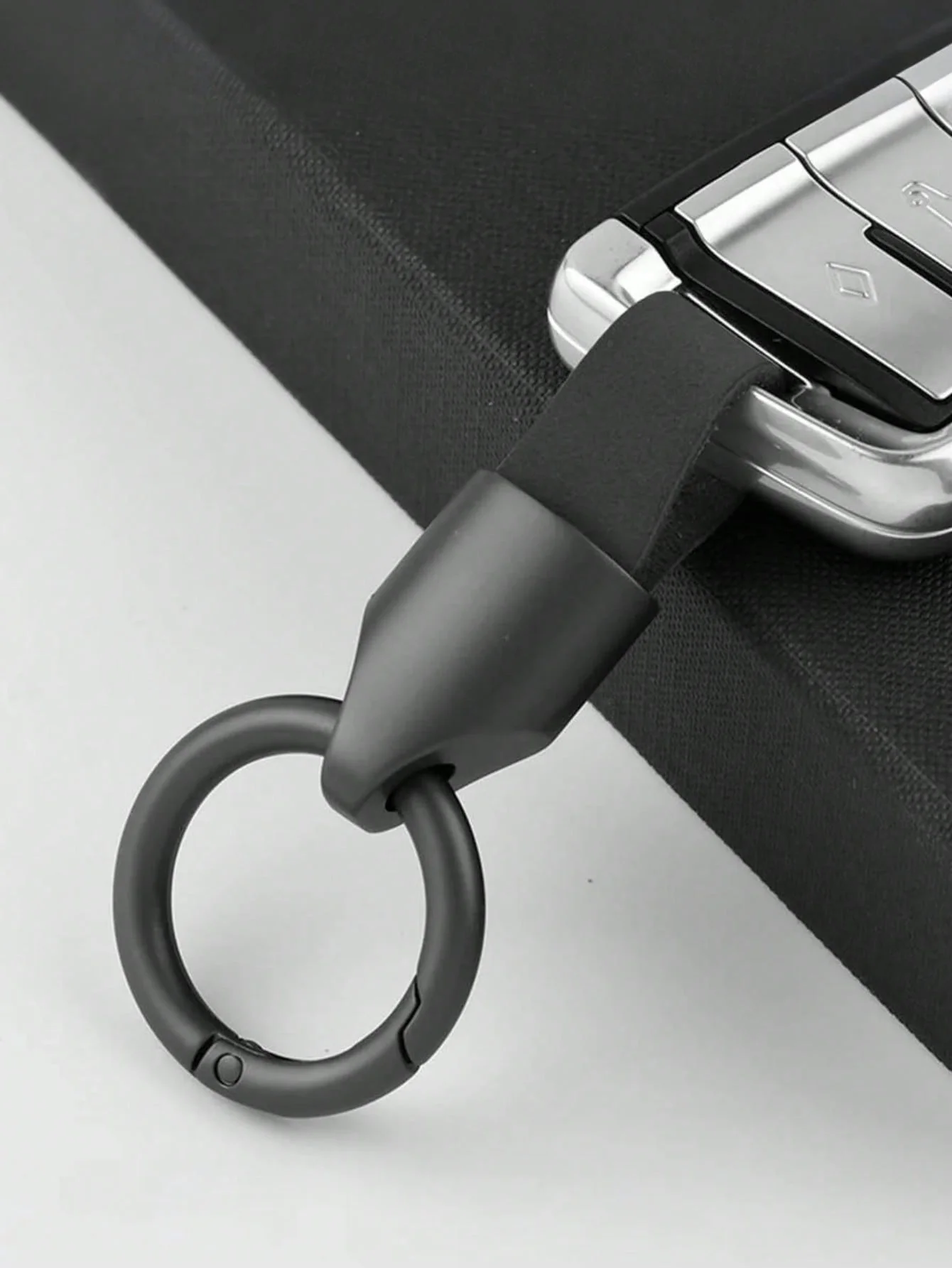 

1Pc High Quality Zinc Alloy Car Keychain, Short Anti-lost Keychain, Suede Strap, Fashionable Keychain Clip, for Men & Women, Bel