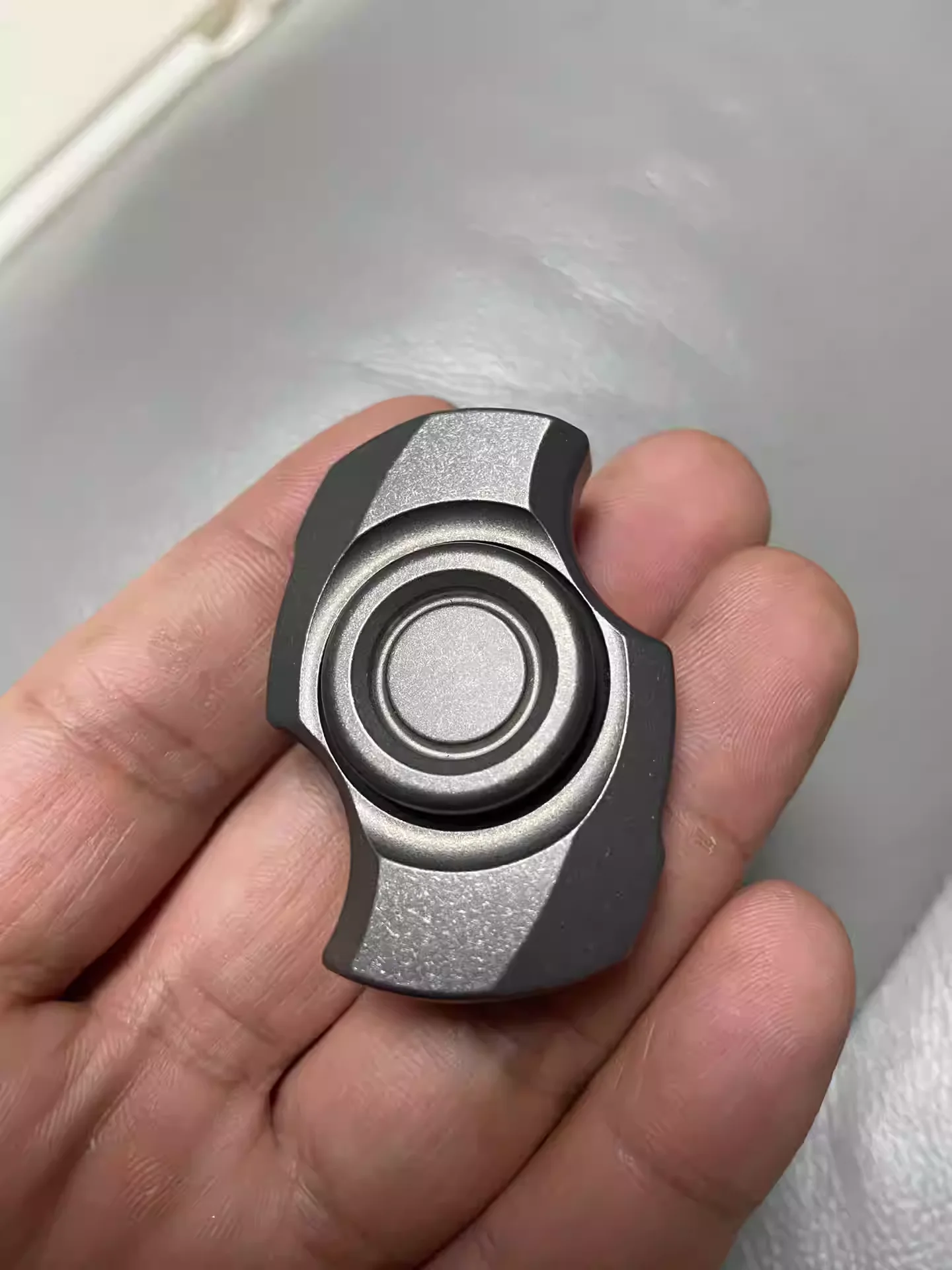 Playing with Wule Zhi EDC Whirlwind, Simple and Asymmetric Touch, Original Fingertip Gyroscope Titanium Alloy