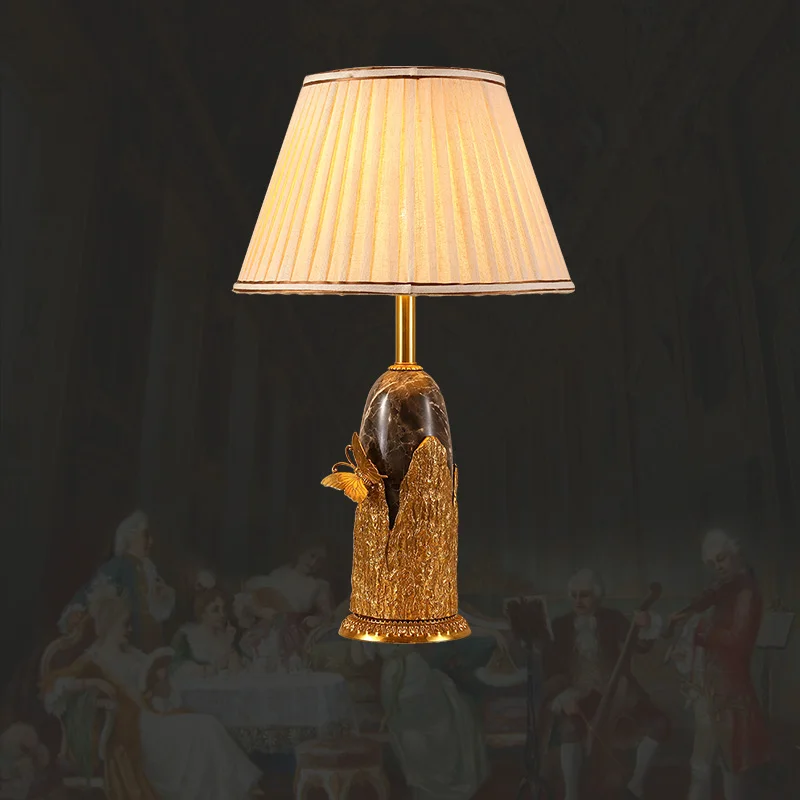 

Настольная лампа из цельной меди, выполненная методом литья по выплавляемым моделям, с медным резным основанием и мраморной центральной колонной, для отелей, вилл и гостиных.