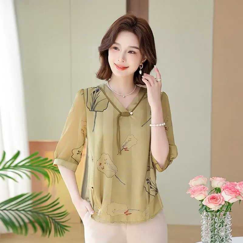 Elegante V-Ausschnitt Knopf Schnürung bedruckte Chiffon Blusen Damen bekleidung 2024 Sommer neue lose All-Match-Tops Büro Lady Shirts