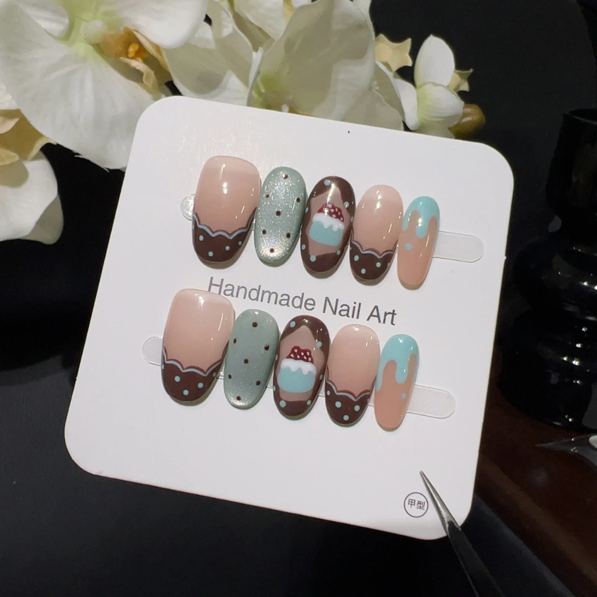 

10PCS Cute Short Oval Handmade False Nails Sweet Green Cat Eye Retro Polka Dots Cake Press on Nails Full Cover Wearable Manicure
