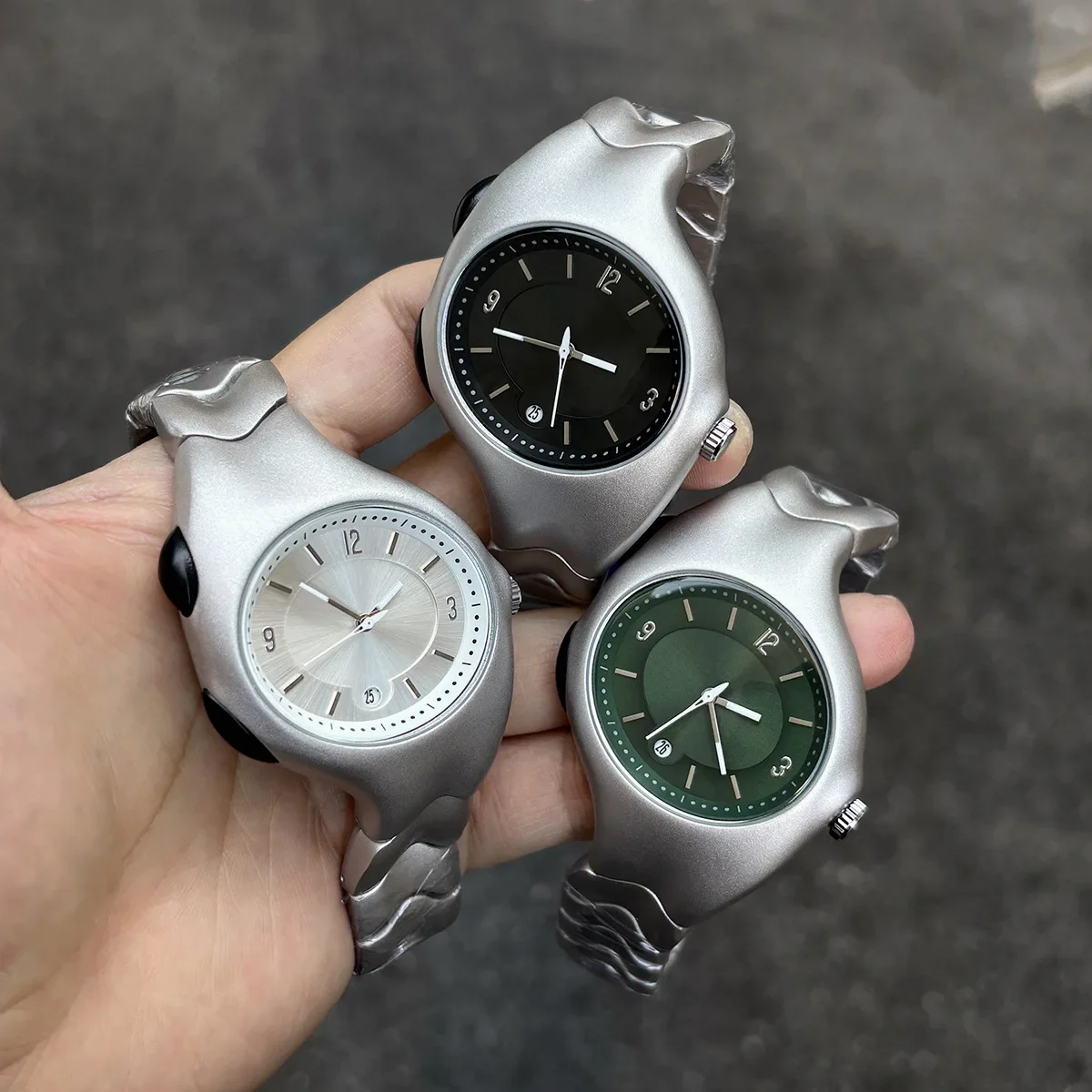Fashion Unique Y2k Silver Dial Twisted Case Quartz Watch Mens Special Blade Creative Alien Shape Design Steel Men Watch Clock