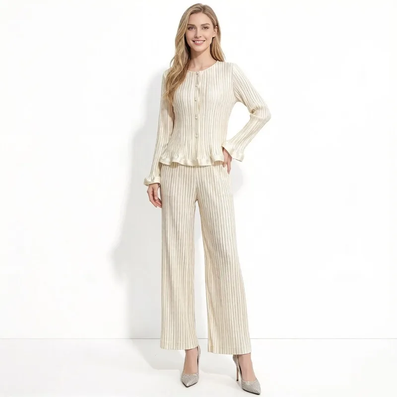 

Комплект Miyake Pleated 2026: Женский топ с длинными рукавами в вертикальную полоску и брюки с широкими штанинами, комплект из двух предметов, плиссированный комплект в полном стиле.