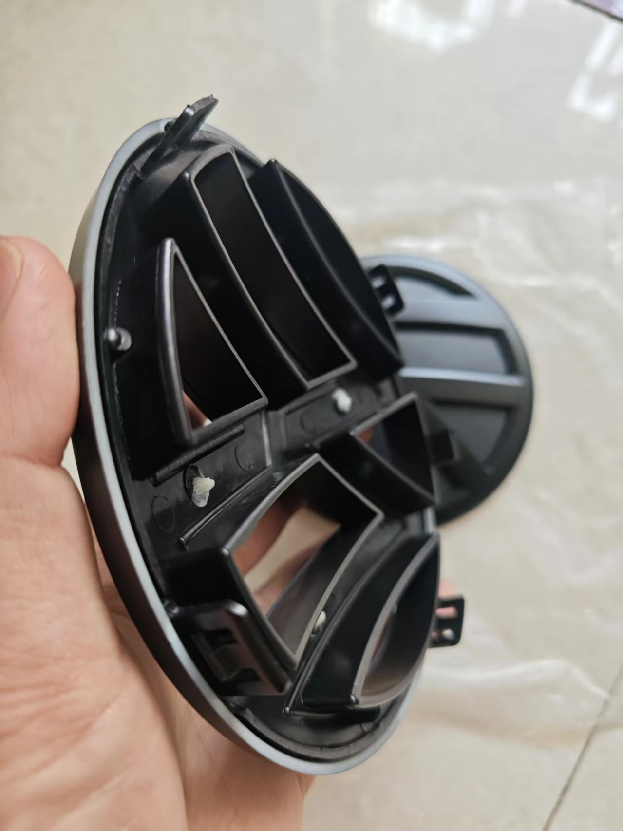 Image of 2 stücke 3D ABS Auto Front Logo Kühlergrill Abzeichen Stamm Abzeichen Auto Ersatz Zubehör für Tiguan 5N0853601 5ND853630 2012-2017