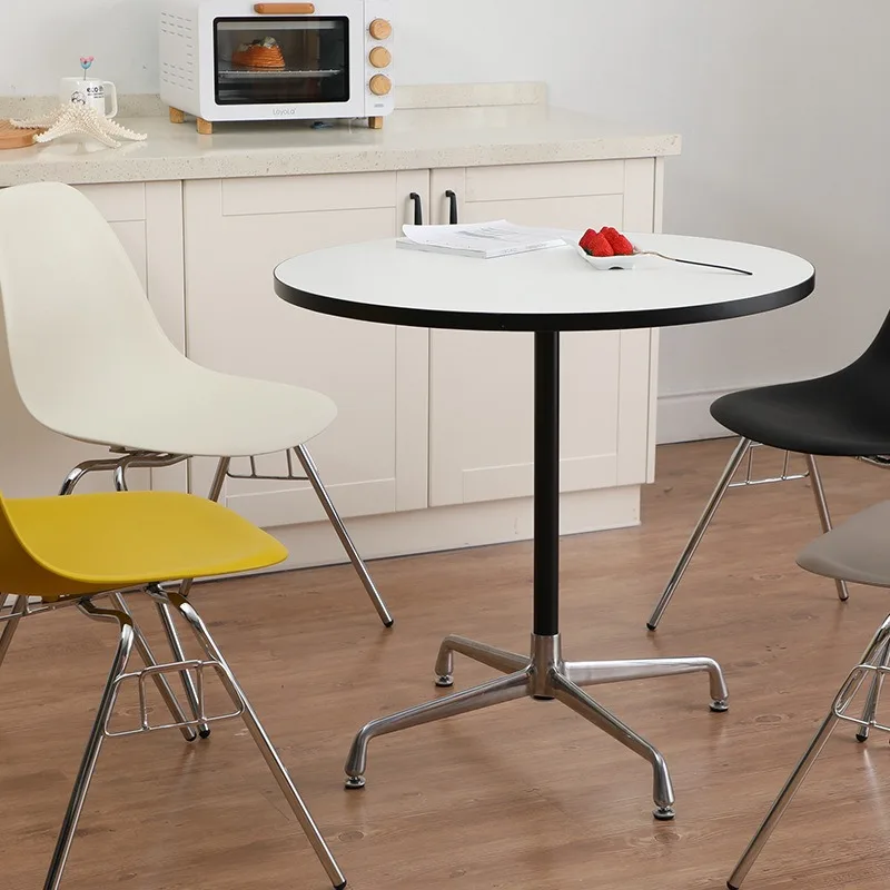 Designer-Verhandlungstisch mit kreativer Schlichtheit