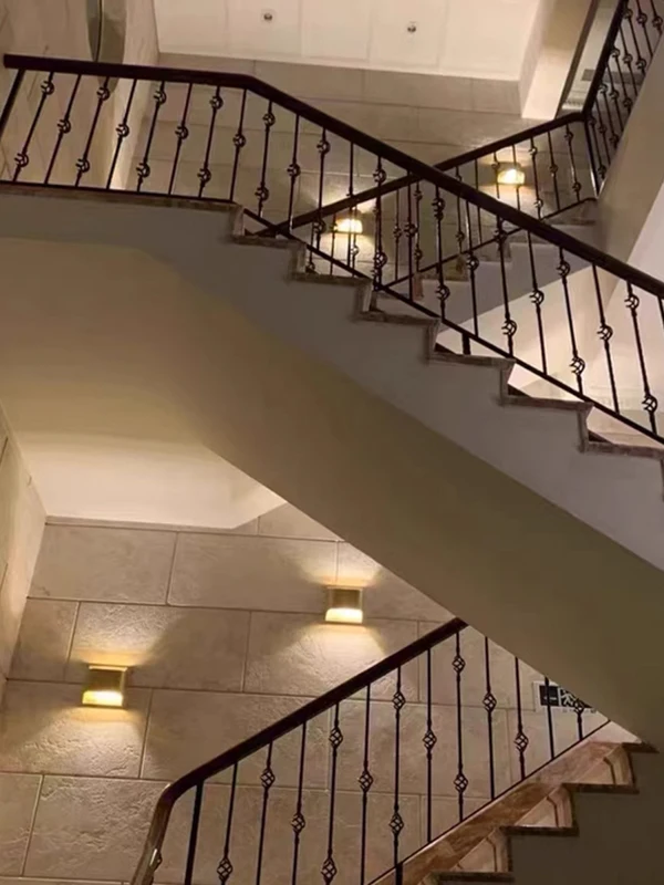 مصباح حائط نحاسي بالكامل، غرفة معيشة إبداعية للمصمم الحديث، خلفية غرفة النوم، مصباح حائط، مصباح الممر، مرآة، مصباح أمامي