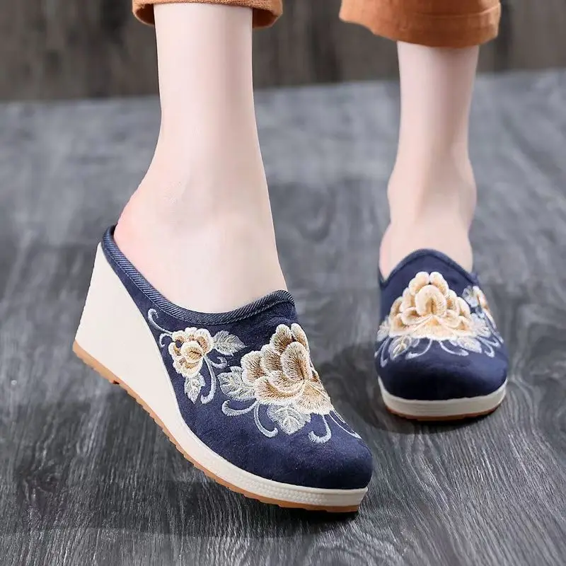

Женские парусиновые тапочки Baotou на танкетке с вышивкой, новые летние нескользящие дышащие домашние тапочки на толстой подошве, уличные полутапочки