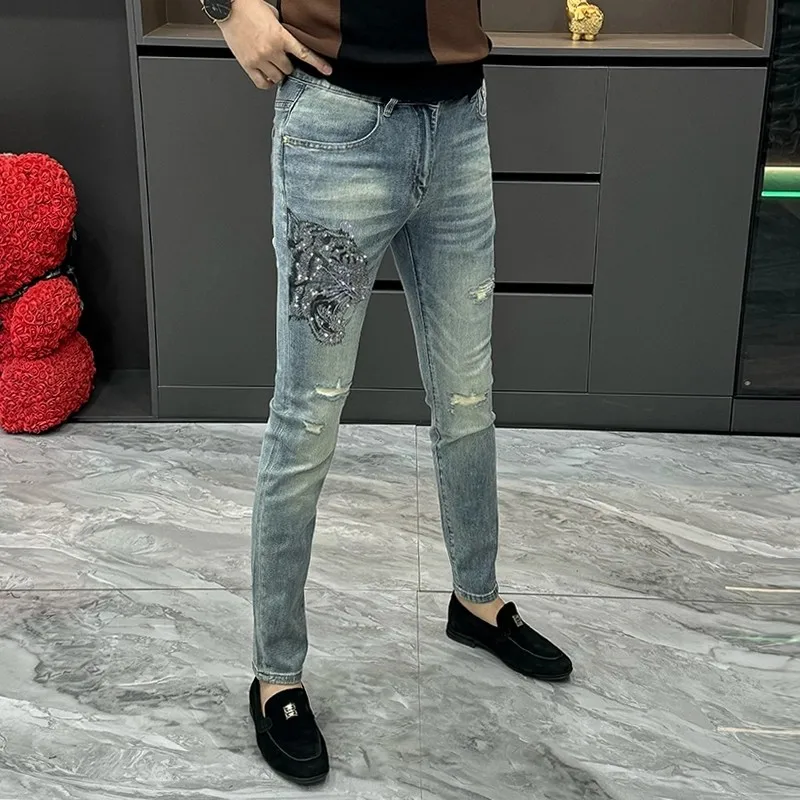 

Модные мужские рваные узкие джинсы с высокой талией, декоративной молнией и вышивкой в виде головы тигра, износостойкие, стильные повседневные брюки