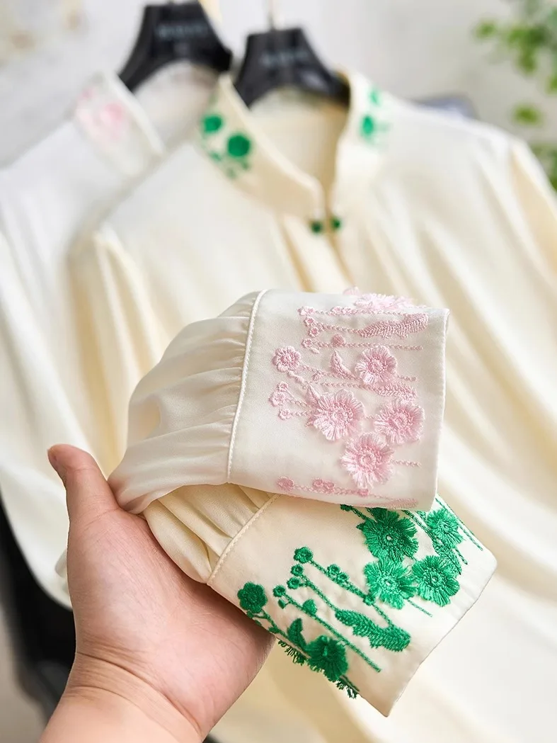 

Новая китайская одежда в национальном стиле: вышитая шелковая блузка с перламутровым отливом и светоотражающими элементами.