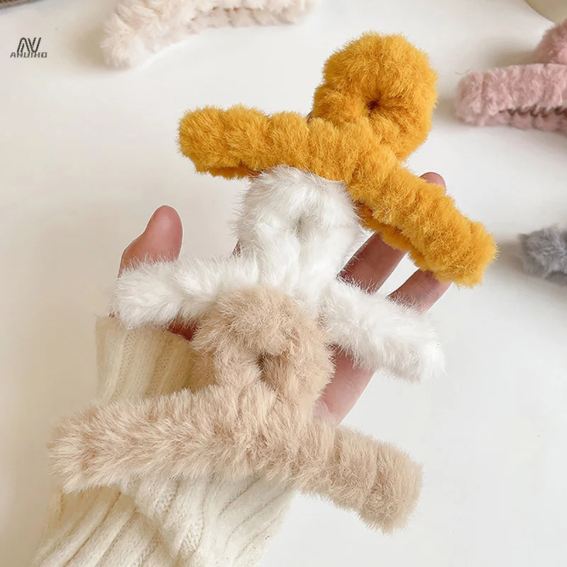 Korean Style Winter Plush Hair Claw Faux Fur Elegant Hairpins For Women Hair Clip Crab Clip Headwear Girls Hair Accessories