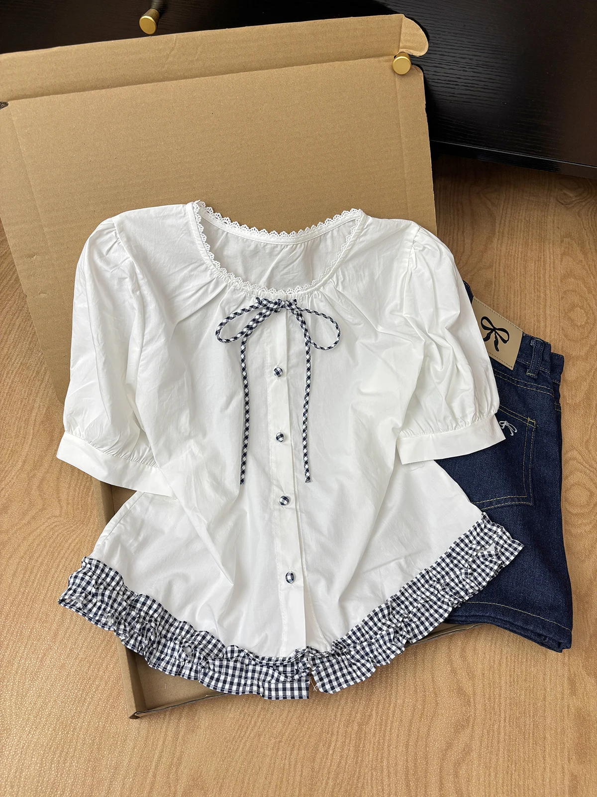 

Белая женская летняя блузка в клетку с пышными рукавами и декоративным узлом, с круглым вырезом, в милом стиле