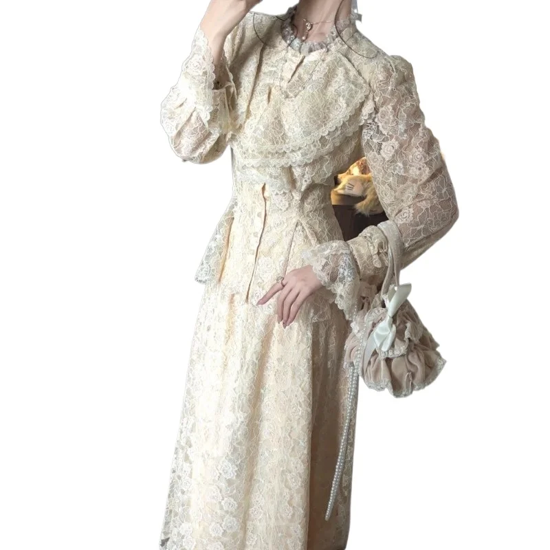 

Французская знаменитость, легкая роскошная кружевная рубашка с рюшами на талии, осенний новый комплект с юбкой с высокой талией и надписью, темпераментный комплект для поездок на работу 2026