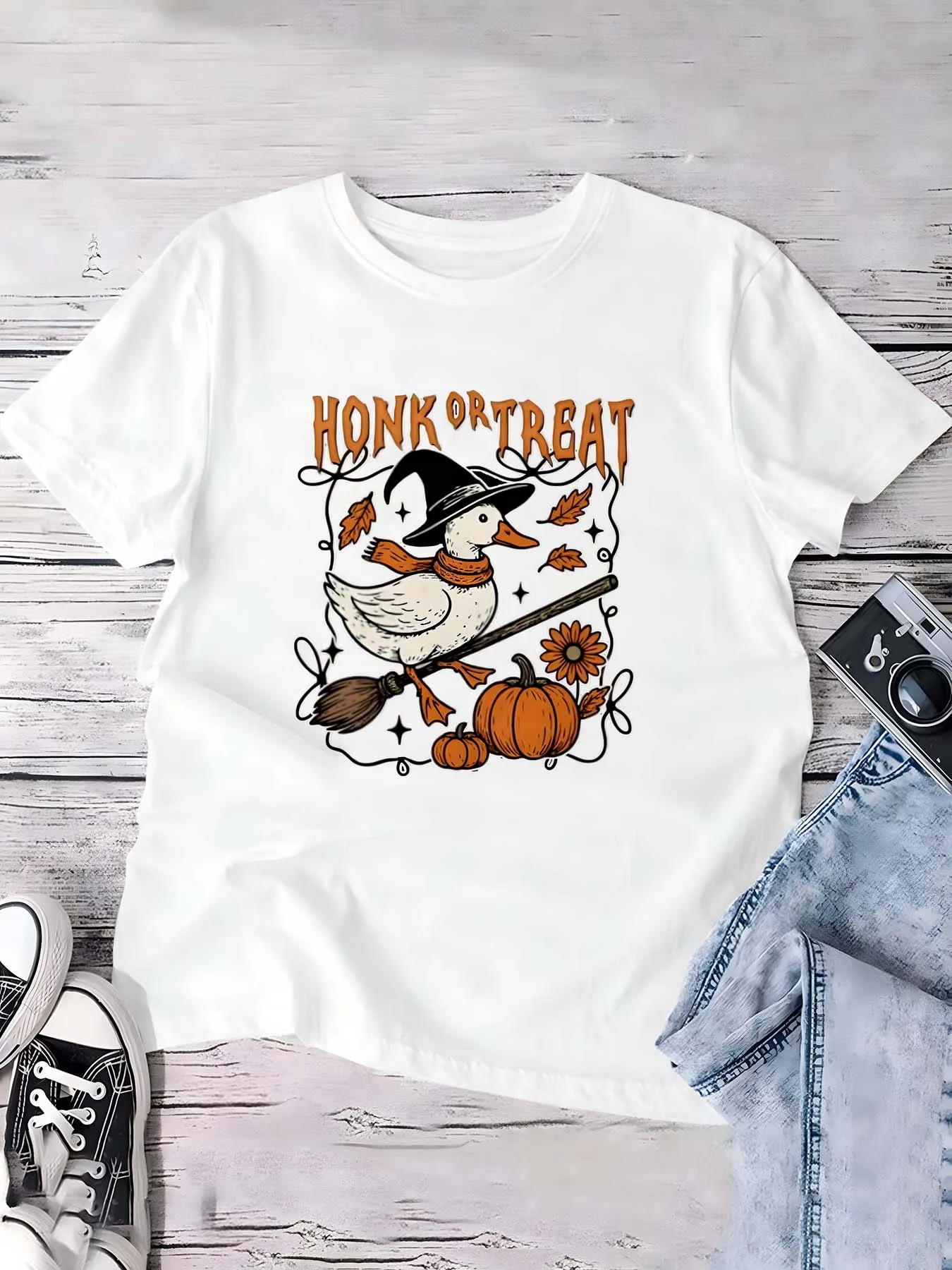 Plus Size Halloween Honk Or Treat Duck Graphic Top Merging Festive Witchy Duck Charm con elementi autunnali per un look giocoso