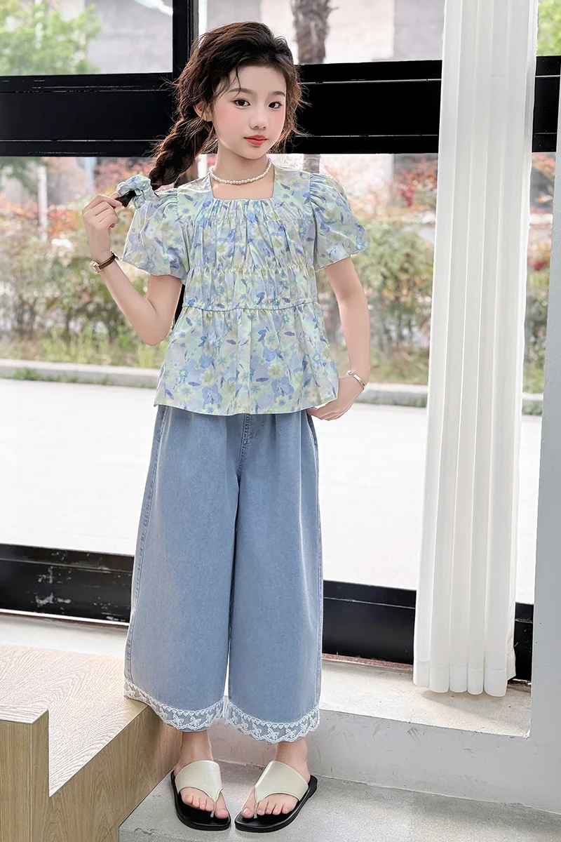 Mädchenanzug Sommer 2026: Blumenmuster Puffärmel-Top mit eckigem Ausschnitt und weite Jeans mit Spitzenbesatz – Zweiteiliges Set für Kinder – Detail 5