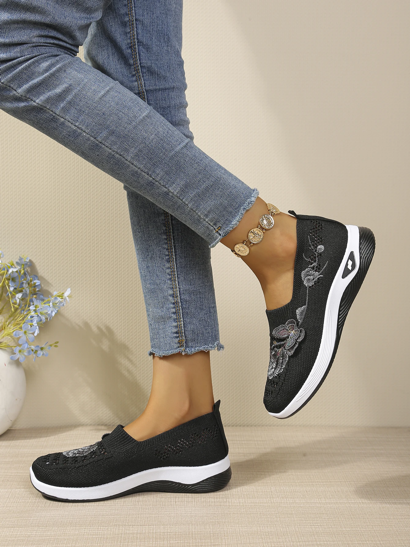 Weiche Damen-Sandalen mit geschlossener Zehenpartie, Blumenstickerei, hohles Netzgewebe, zum Hineinschlüpfen, Keilabsatz, ultraleicht, für den täglichen Spaziergang, Damenschuhe – Detail 5